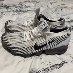 Nike Air Striped White and Black Sneakers
